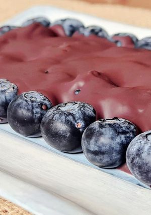 Una foto de Chocolate blueberry bark inspirada en Lastochka 🥰🍫 Barra saludable de arándanos y chocolate 🫐