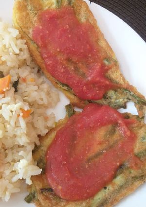 Una foto de Ejotes envueltos con salsa