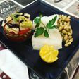 Bacalao plancha con timbal de legumbre con pimientos asados, tomate natural y lechuga