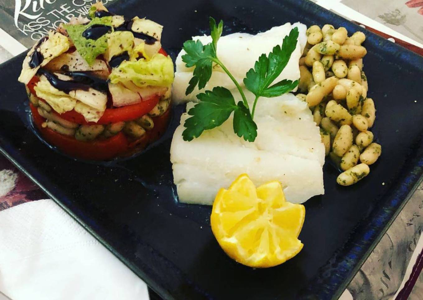Bacalao plancha con timbal de legumbre con pimientos asados, tomate natural y lechuga