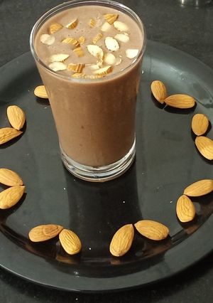 બનાના ચોકો સ્મુધી(Banana Choco smoothie recipe in Gujarati) રેસીપી મુખ્ય ફોટો