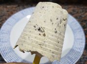 Una foto de helado de oreo facil