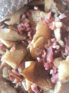 Una foto de Setas de chopo con taquitos de jamón