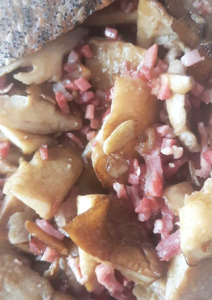 Una foto de Setas de chopo con taquitos de jamón