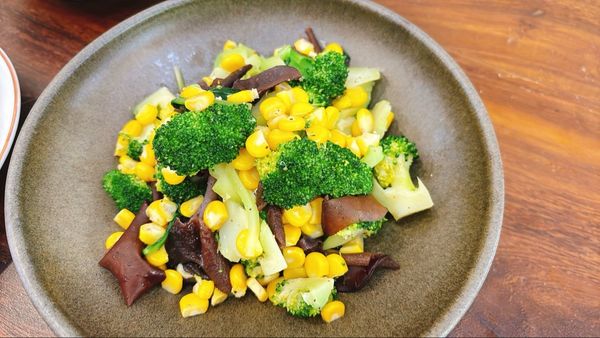 Bông Cải Xanh Xào Bắp và Nấm Mèo