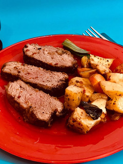 Una foto de Colita de cuadril, papas y verduras al horno de microondas