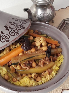 Una foto de Tajine de verduras y cuscús