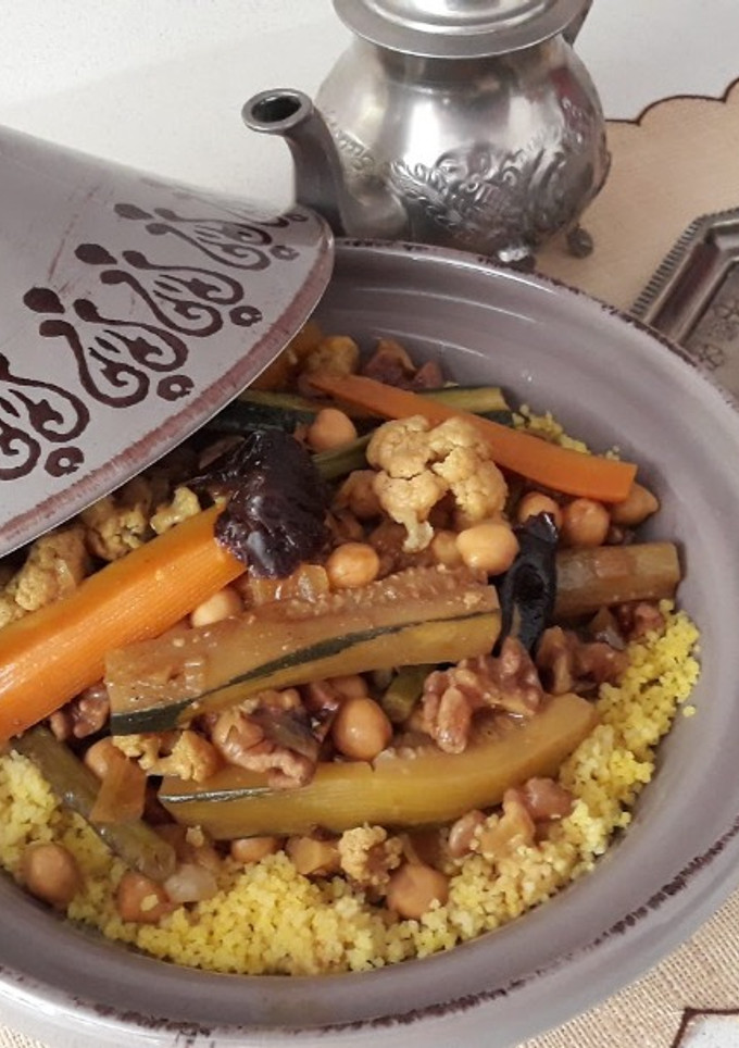 Una foto de Tajine de verduras y cuscús