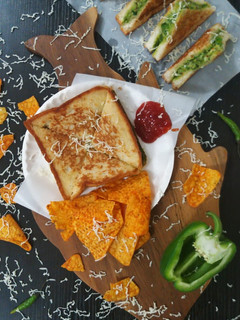 ચીઝ ચિલી સેન્ડવીચ (Cheese Chilly Sandwich Recipe In Gujarati) રેસીપી મુખ્ય ફોટો