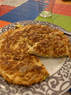 Una foto de Tortilla de puerro y calabacín