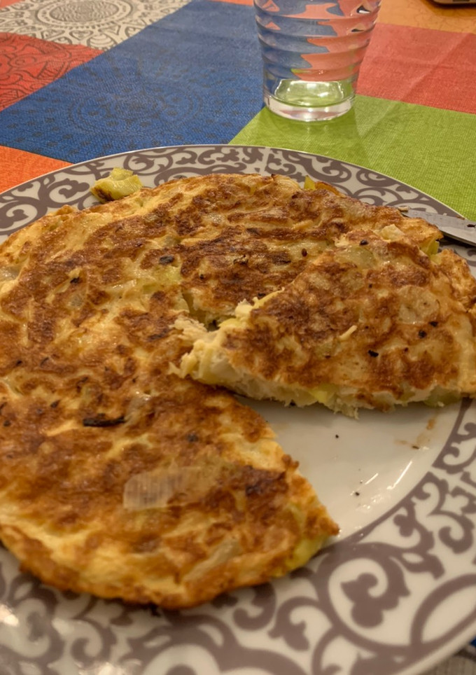 Una foto de Tortilla de puerro y calabacín