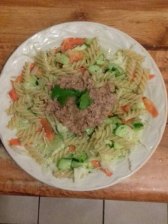 Una foto de Ensalada con pasta y atún
