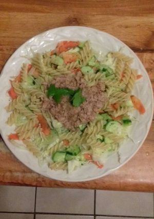 Una foto de Ensalada con pasta y atún
