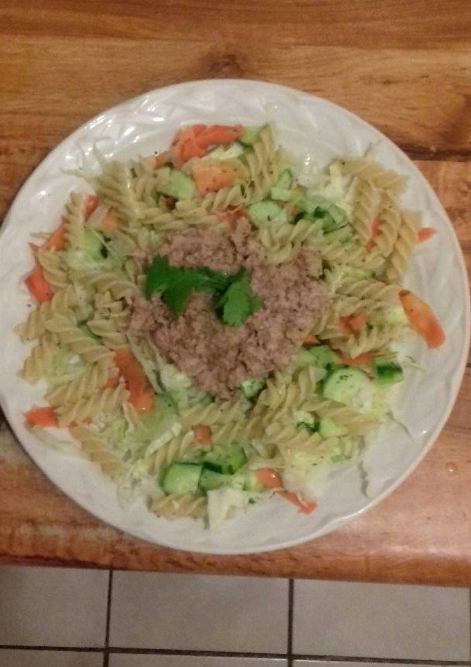 Una foto de Ensalada con pasta y atún