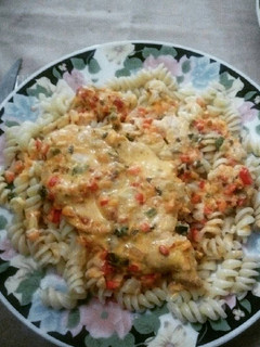 Una foto de Pechugas con salsa de crema y fideos