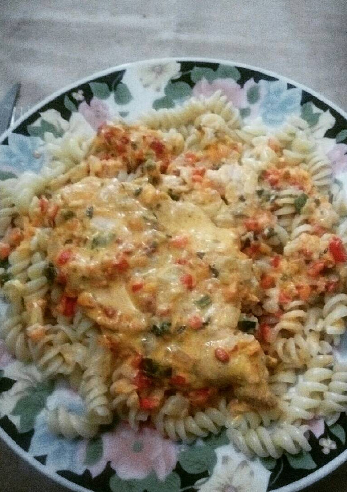 Una foto de Pechugas con salsa de crema y fideos