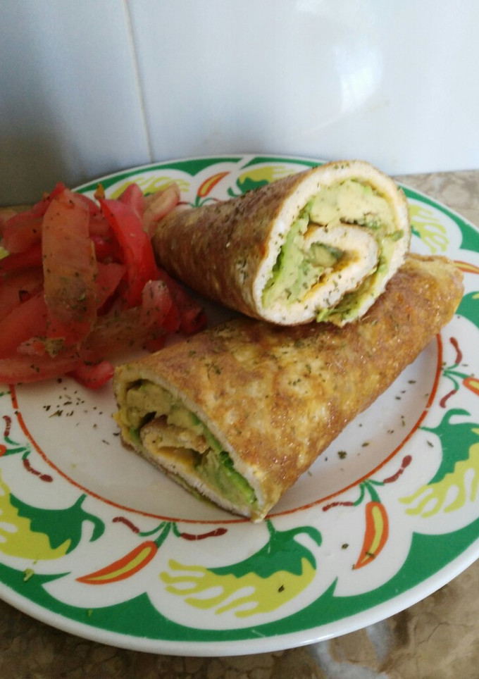 Una foto de Tortilla francesa rellena de aguacates
