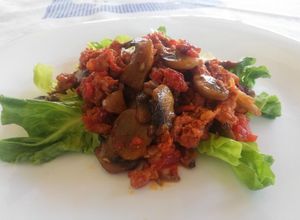 Foto di Salsiccia con Funghi Champignon e Pomodorini Freschi