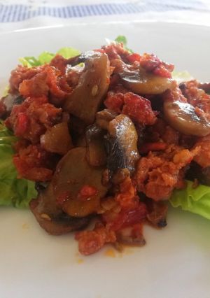 Foto di Salsiccia con Funghi Champignon e Pomodorini Freschi