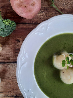 Glutén-, tej- és tojásmentes háromzöld krémleves krumpligombóccal recept fotója