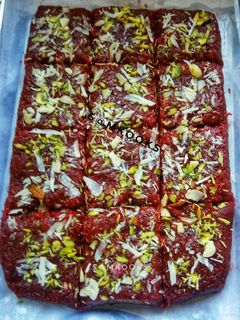 बीट / बीटरूट च्या वड्या (beetroot vadya recipe in marathi) रेसिपी चे मुख्य फोटो