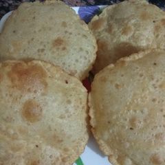 A picture of Besan puri.