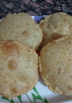 A picture of Besan puri.
