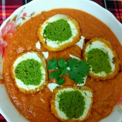 A picture of Minty matar and paneer kofta.