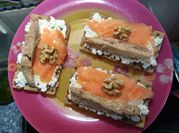 Una foto de canapés de salmón