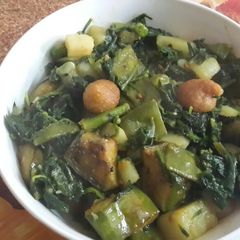 A picture of Palak mishmash curry (Palong shaaker ghonto).