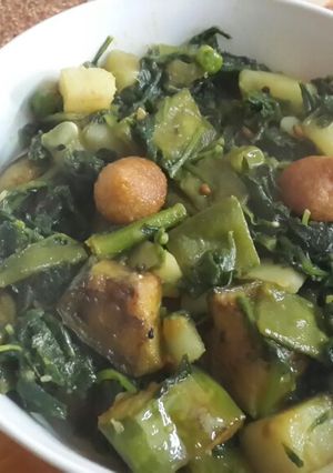 A picture of Palak mishmash curry (Palong shaaker ghonto).