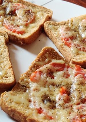 A picture of Tomato mozzarella cheese toast without oven.