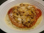 Una foto de polenta con salsa carne picada