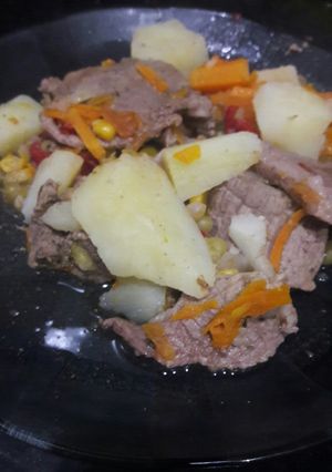 Una foto de Peceto con vegetales y papas al natural