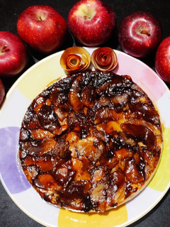 ஆப்பிள் கேரமல் அப்சைட் டவ்ன் கேக் (Apple Caramel Upside Down Cake recipe in tamil) செய்முறை முக்கிய புகைப்படம்