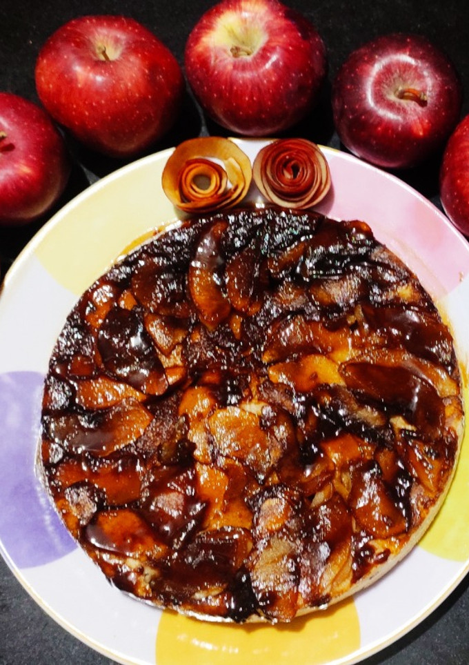 ஆப்பிள் கேரமல்  அப்சைட்    டவ்ன் கேக் (Apple  Caramel Upside Down Cake recipe in tamil) செய்முறை முக்கிய புகைப்படம்