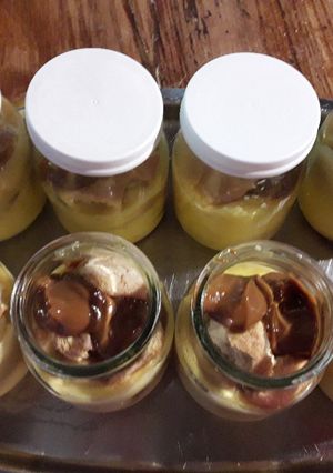 Una foto de Flan con vainillas en vasitos