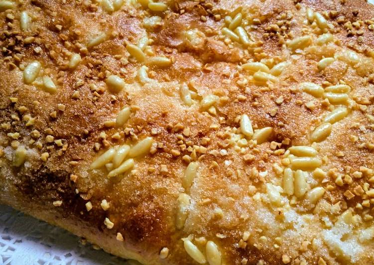 Coca de brioche con piñones