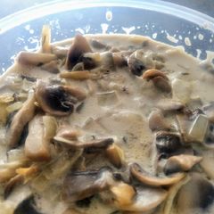 A picture of Mushroom cream sauce for pasta.