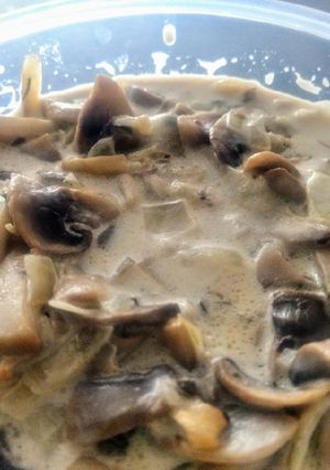 A picture of Mushroom cream sauce for pasta.