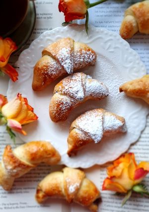 Zdjęcie przepisu Rogaliki z marmoladą lub nutellą 🥐.