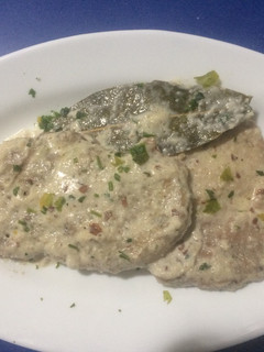 Una foto de Lomo con salsa de almendras