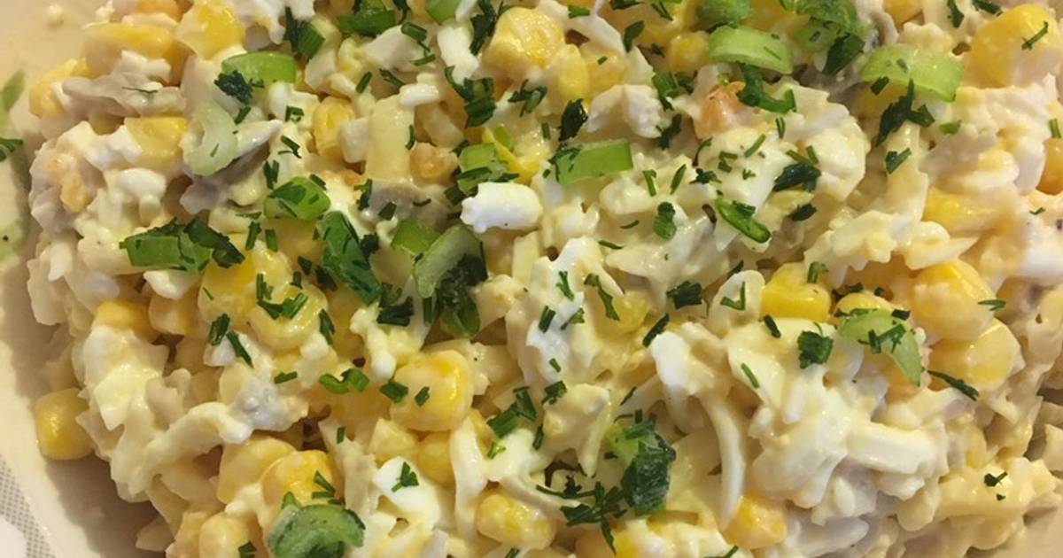 Салат с кальмарами и яйцом самый вкусный с майонезом. Салат с кальмарами и яйцом. Салат с кальмарами и яйцом. Оригинальный салат с кальмарами. Консервированные кальмары салат рецепт с фото.