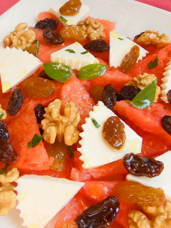Una foto de Ensalada de sandia y frutos secos