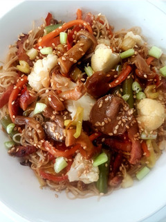 Una foto de Fideos de arroz con vegetales salteados