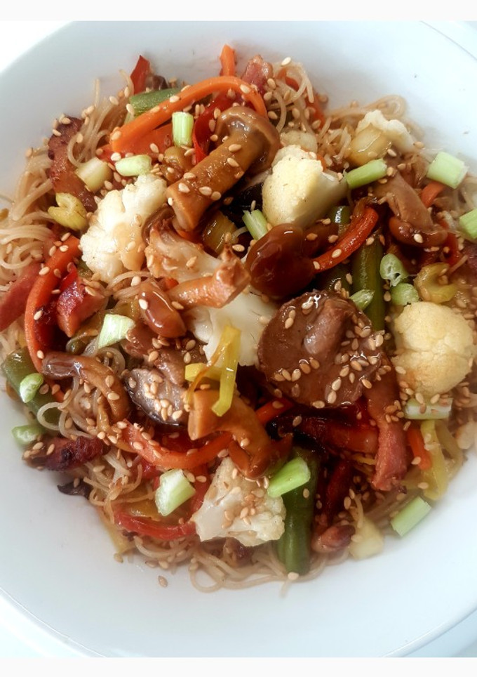 Una foto de Fideos de arroz con vegetales salteados