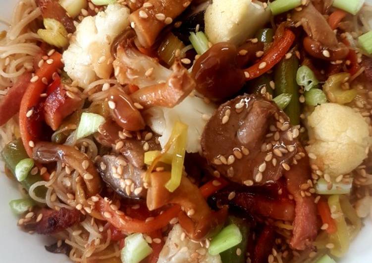 Fideos de arroz con vegetales salteados