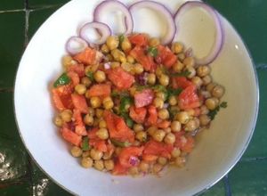Una foto de Ensalada con garbanzos tipo ceviche