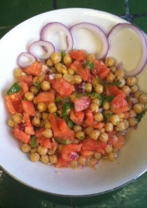 Una foto de Ensalada con garbanzos tipo ceviche