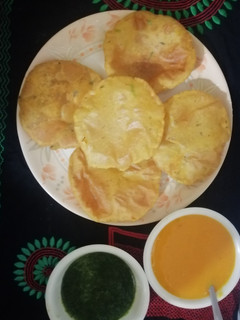 आलू पूरी (aloo puri recipe in hindi) रेसिपी मुख्य फोटो